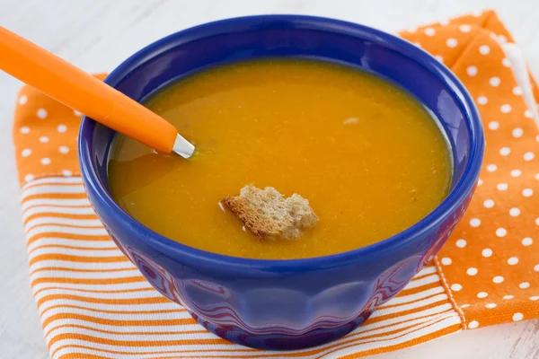 Kürbissuppe in der blauen Schüssel — Stockfoto