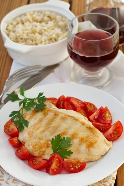 Pollo con tomate y arroz integral — Foto de Stock