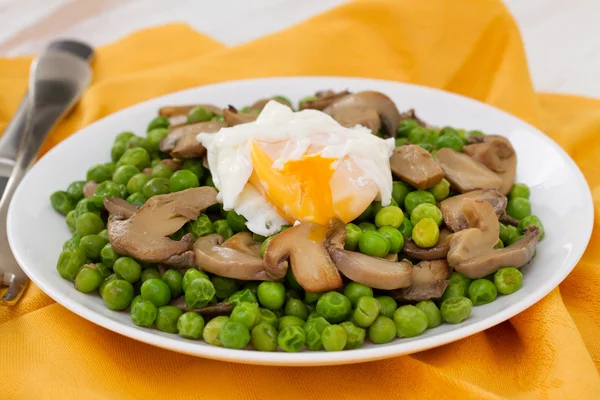 Yeşil bezelye ve mantar ile yumurta — Stok fotoğraf