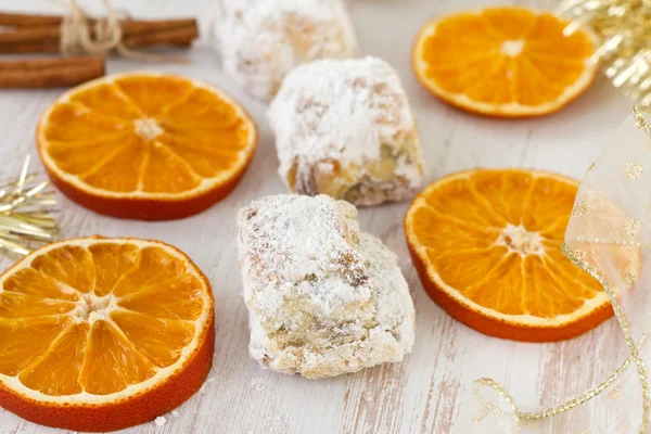Різдвяні торти та сухий апельсин — стокове фото