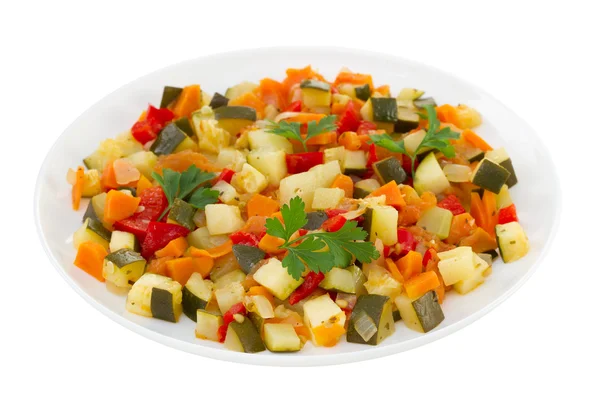 Вареные овощи на белой тарелке — стоковое фото