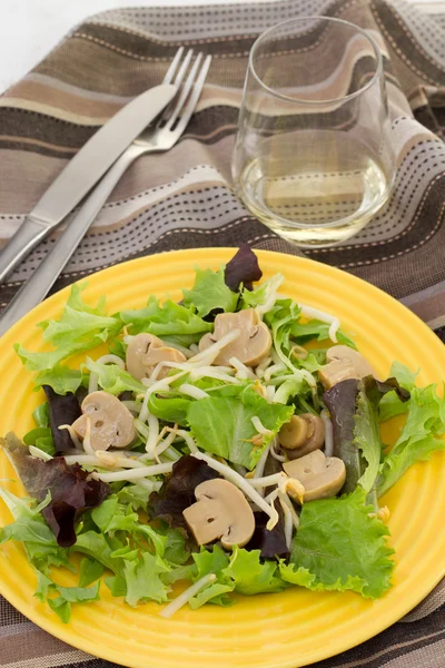 Mantar ve fasulye filizi salatası — Stok fotoğraf
