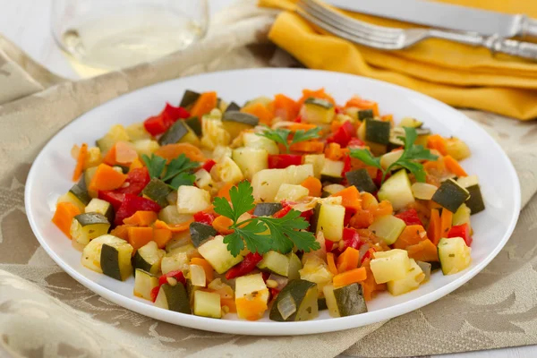 Gotowane warzywa na białym talerzu — Zdjęcie stockowe
