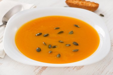 balkabağı çorbası kaşık ile plaka