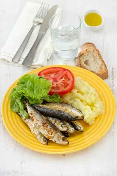 Sardinas fritas con puré de papa — Foto de Stock