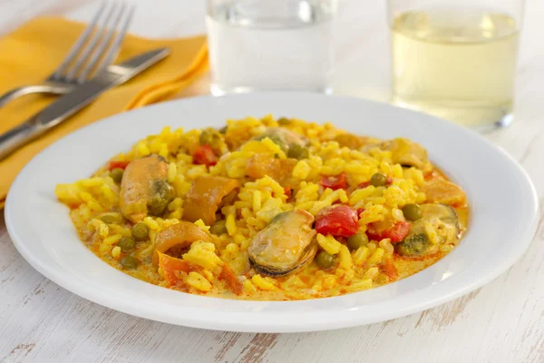 Squid with peas and pepper in curry sauce — Stock Photo, Image