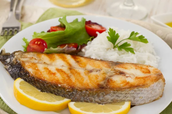 Fish with boiled rice — Stock Photo, Image