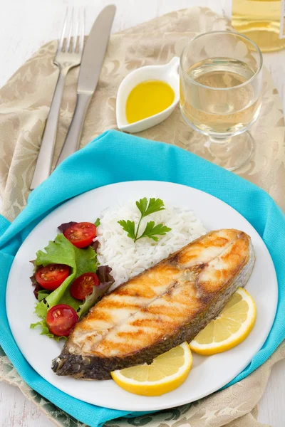 Fisch mit gekochtem Reis — Stockfoto