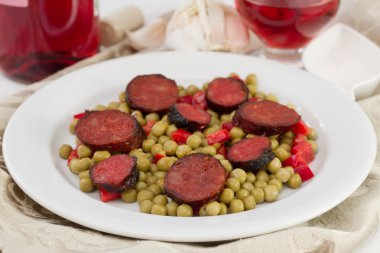 bezelye ve kırmızı biber tabak sosis