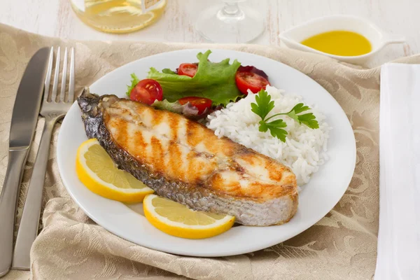 Kızarmış balık, pilav, limon ve salata. — Stok fotoğraf
