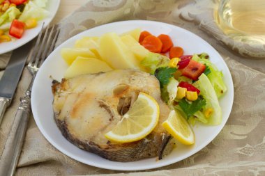 balık haşlanmış patates ve salata ile