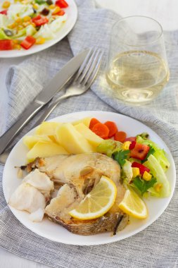 balık haşlanmış patates ve salata ile