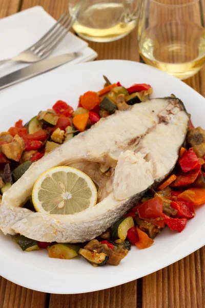 Pesce bollito con verdure e limone — Foto Stock