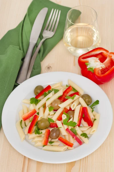 Salad with penne, pepper and olives — Stock Photo, Image