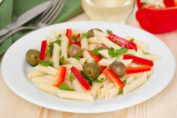 Salad with penne, pepper and olives — Stock Photo, Image