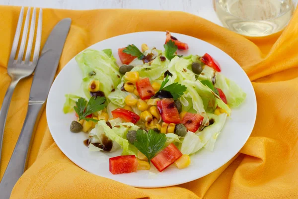 Salade met maïs — Stockfoto