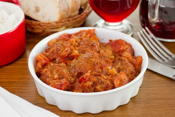 Carne con salsa de tomate con cuchara y tazón con arroz — Foto de Stock