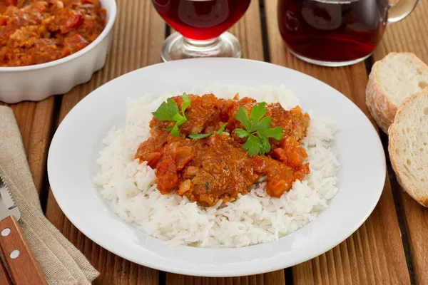 Albóndigas con arroz hervido en el plato blanco — Foto de Stock