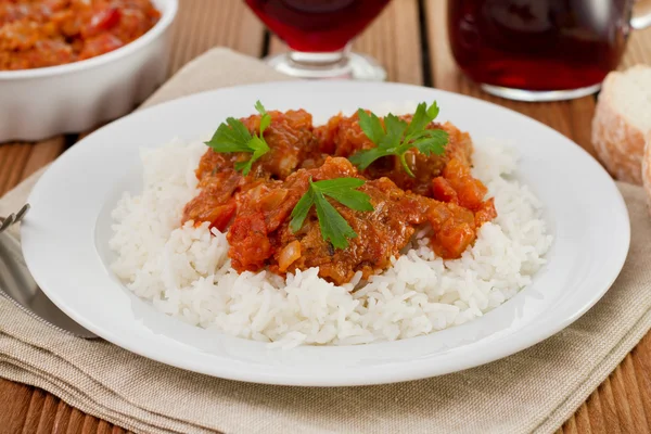 Albóndigas con arroz hervido en el plato blanco — Foto de Stock