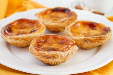 Beyaz tabak pasteis de nata