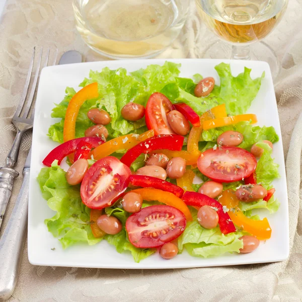 Salad with beans, tomato and pepper — Stock Photo, Image