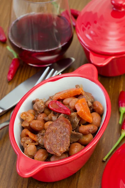 Embutidos con carne y frijoles en el bol —  Fotos de Stock