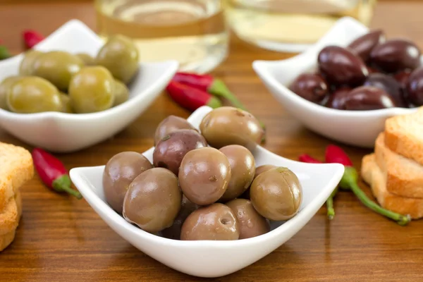 Olive nelle ciotole — Foto Stock