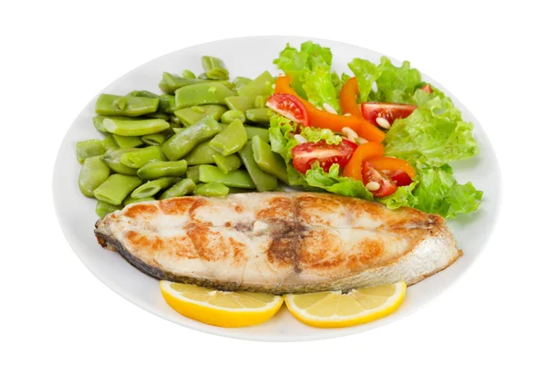 Pescado frito con judías verdes y ensalada — Foto de Stock