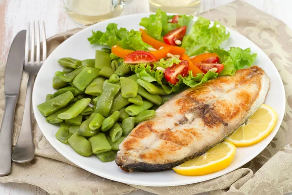 Stekt fisk med grønne bønner og salat – stockfoto