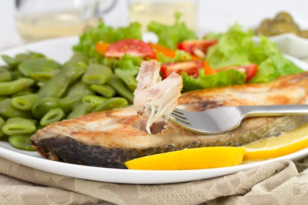 Stekt fisk med gröna bönor och sallad — Stockfoto