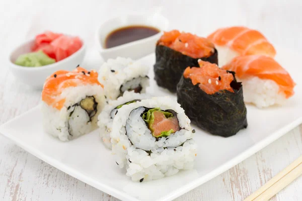 Nourriture japonaise dans l'assiette avec sauce — Photo