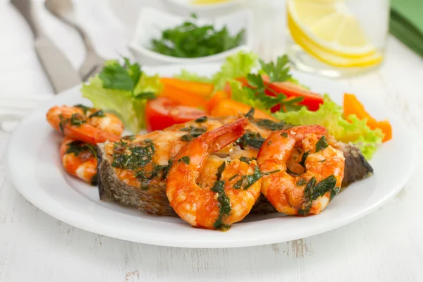 Fish with seafood and salad on the plate — Stock Photo, Image