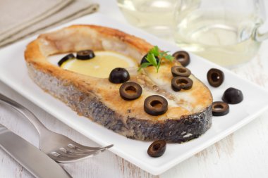 Kızarmış Balık plaka üzerinde zeytinli