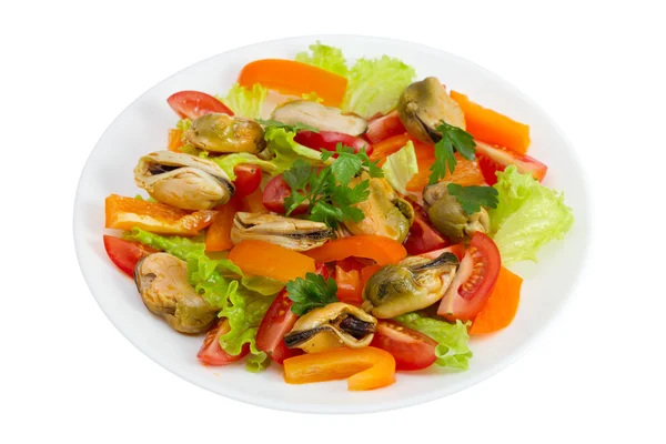 Салат из морепродуктов на тарелке — стоковое фото