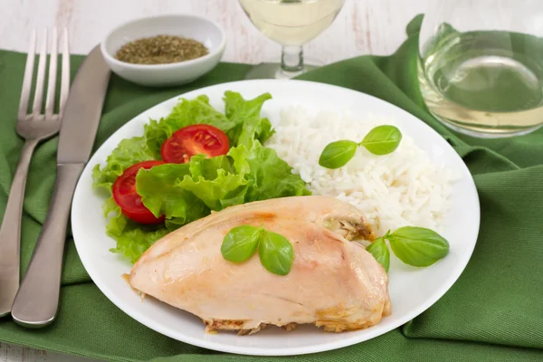 Курица с вареным рисом и салатом на тарелке — стоковое фото