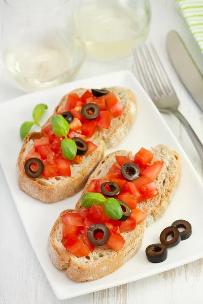 Pan con tomate en el plato — Foto de Stock