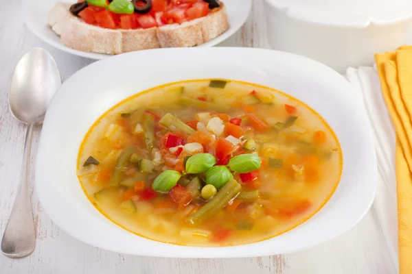 Zuppa di verdure con basilico sul piatto — Foto Stock