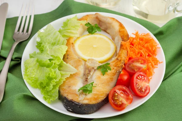 Pescado frito con verduras en el plato blanco — Foto de Stock