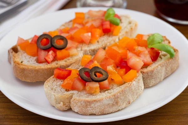 Bread with tomato, pepper, olives and basil — Stock Photo, Image