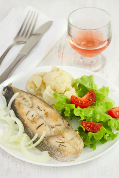 Fish with vegetables on the plate — Stock Photo, Image