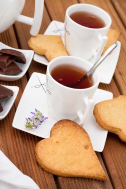 çay, kurabiye ve çikolata ile