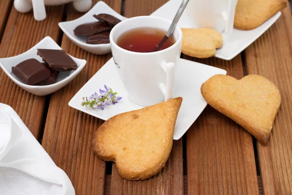 Šálek čaje s cookies a čokoládou — Stock fotografie