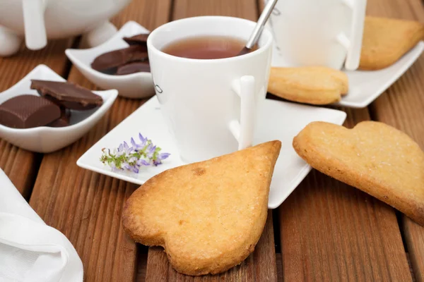喝杯茶饼干和巧克力 — 图库照片