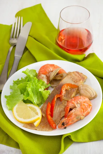 Fish with srimps and claims on the plate — Stock Photo, Image