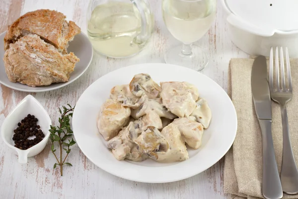 Chicken with mushrooms and sceams on the plate — Stock Photo, Image