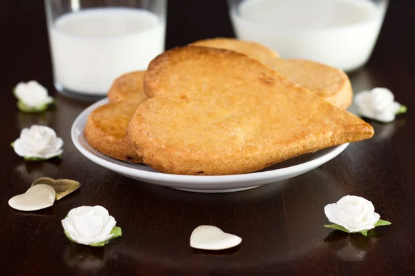 Cookies on the white plate and glass of milk — Stock Photo, Image