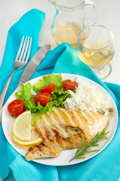 Grilled fish with rice ans salad — Stock Photo, Image