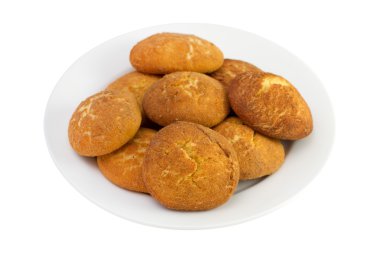 beyaz zemin üzerine tabak kurabiye