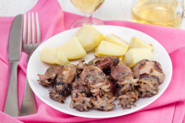 mürekkep balığı patates ile