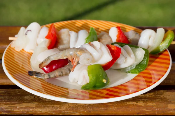 Squid dengan udang dan sayuran di piring — Stok Foto